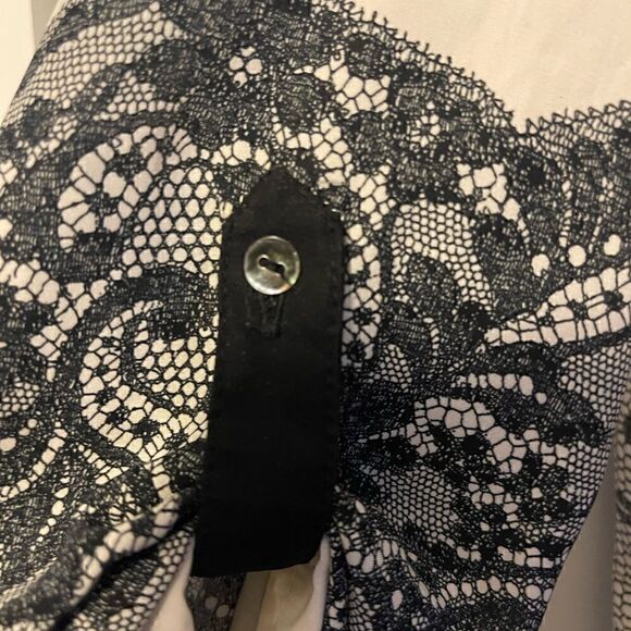 Zara blouse with lace print. - Picture 3 of 5